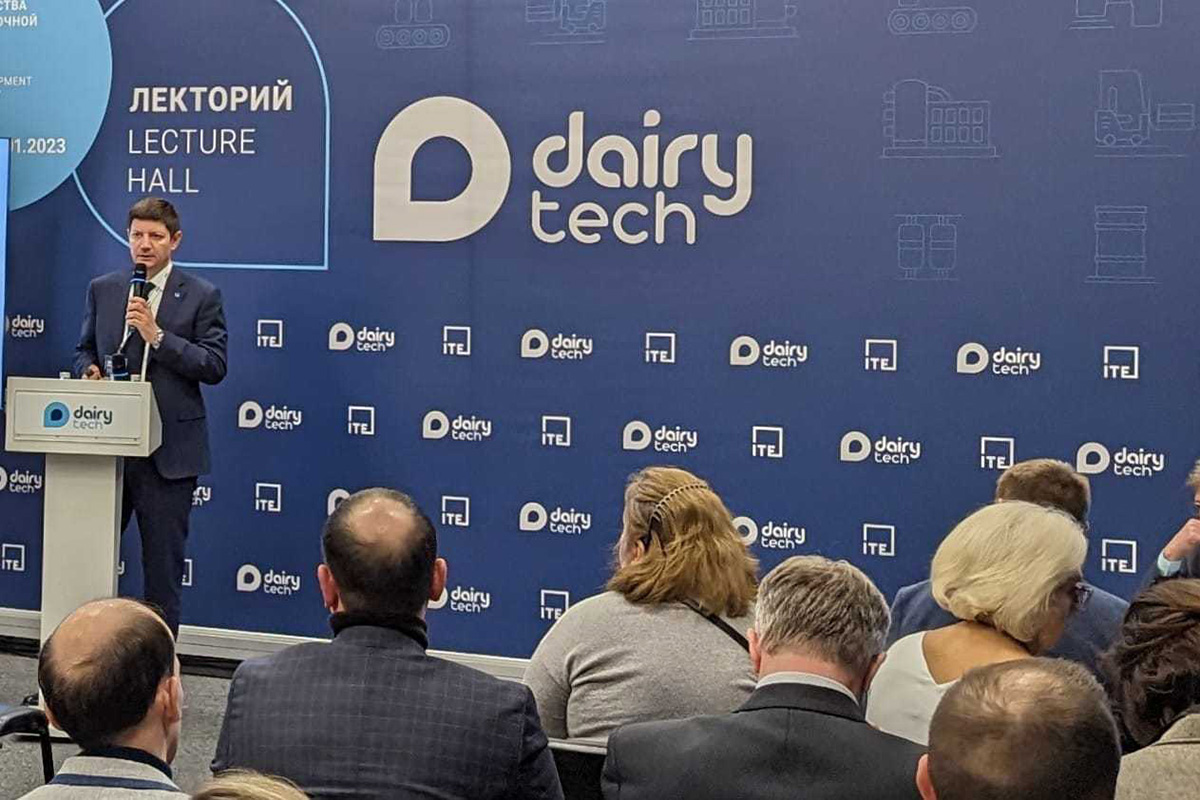 Uchenyj SKFU – moderator na mezhdunarodnoj tekhnologicheskoj vystavke ncfu ru 02.jpg