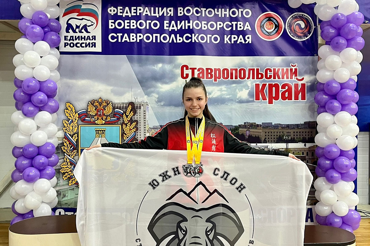studentka-skfu-na-pedestale-chempionata-po-setokanu-ncfu-ru-01.jpg